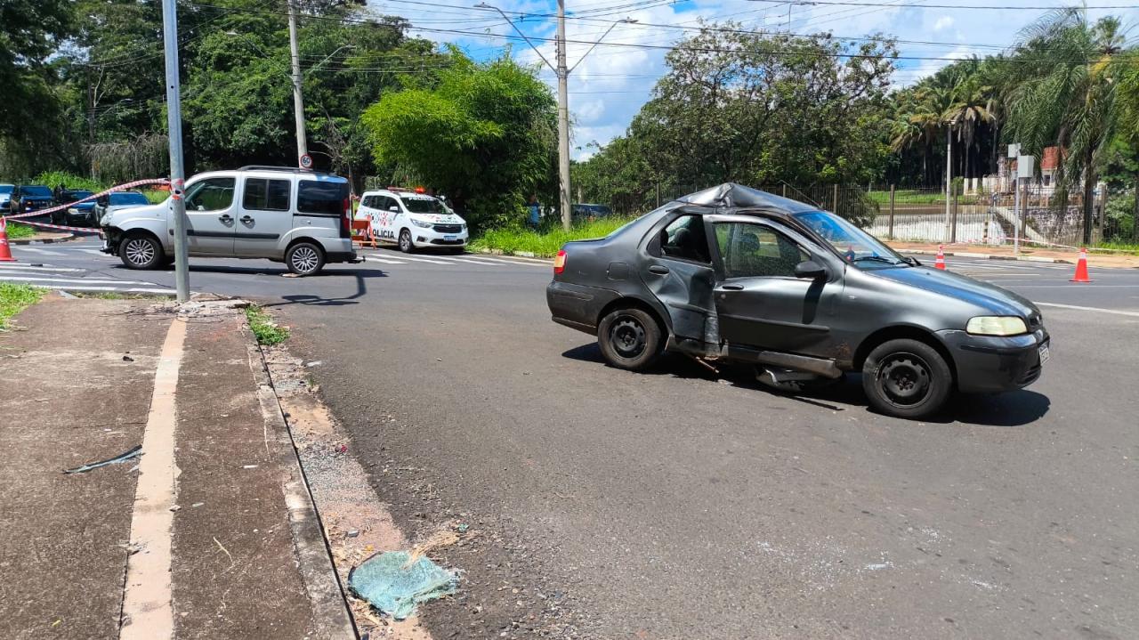 Foto 3 de 5 — VÍDEO: Motorista flagra acidente grave entre dois carros na Napoleão Selmi Dei